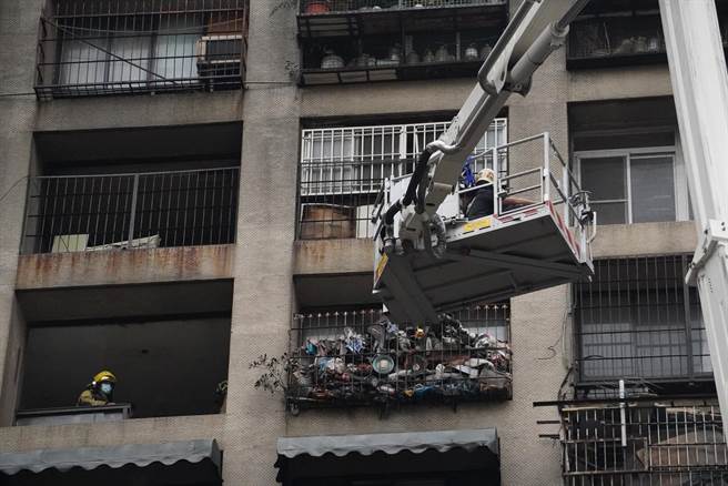    高雄市鹽埕區府北路城中城大樓14日凌晨發生火警，高雄市消防局共出動75車159人趕往現場，一夜灌救，並逐戶、逐樓清查，把受困民眾救出。（中央社提供）
