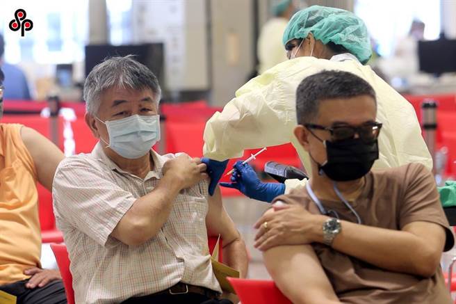 第10轮新冠肺炎（COVID-19）公费疫苗近期陆续大规模施打。（报系资料照）