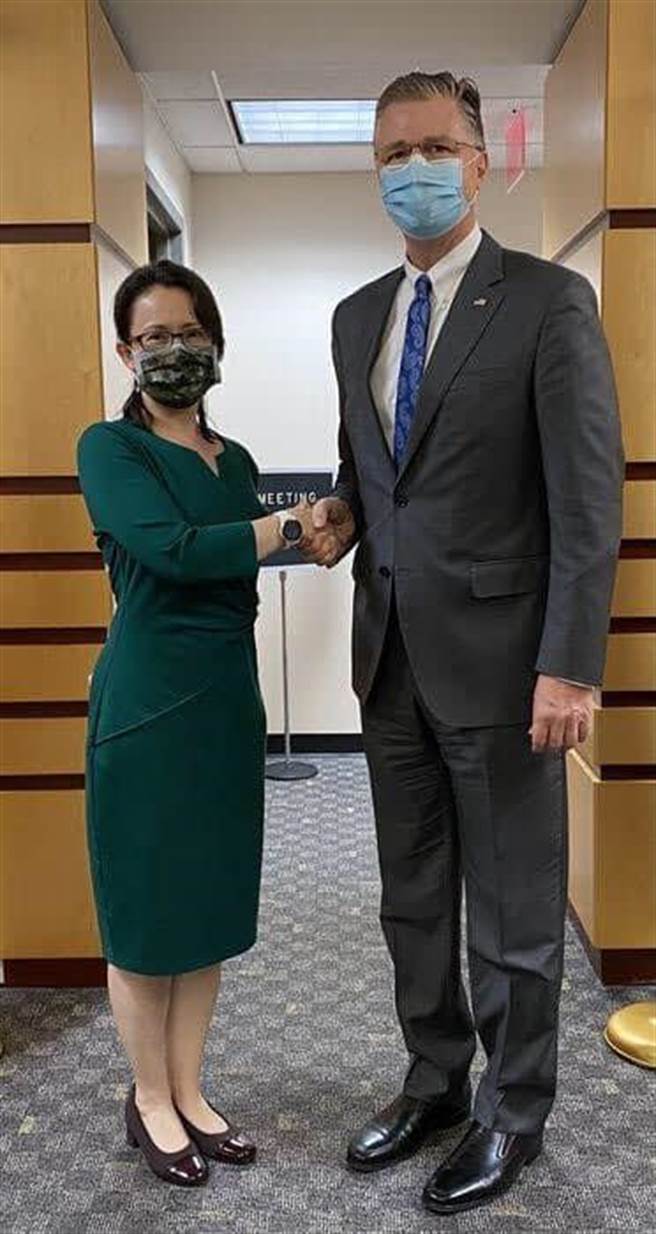 驻美代表萧美琴拜会国务院亚太助卿康达。（取自萧美琴脸书）