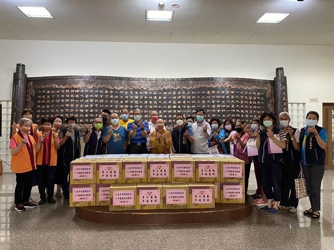 慈明高中，为庆祝重阳节，举行「敬老恤贫」爱心活动，落实教育即生活之目的。（慈明高中提供／张妍溱台中传真）