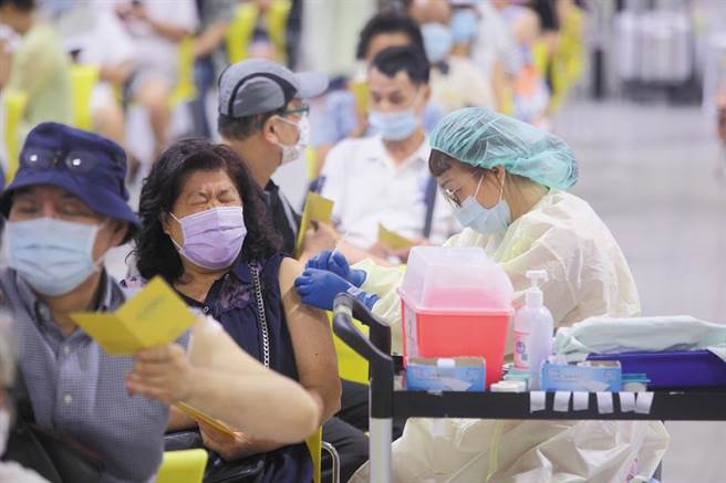 蘇貞昌表示目前疫苗充足，指揮中心規畫將進行大規模接種，預計下周五起進入最高峰期，3大疫苗同步施打。圖為接種示意圖。（張鎧乙攝）