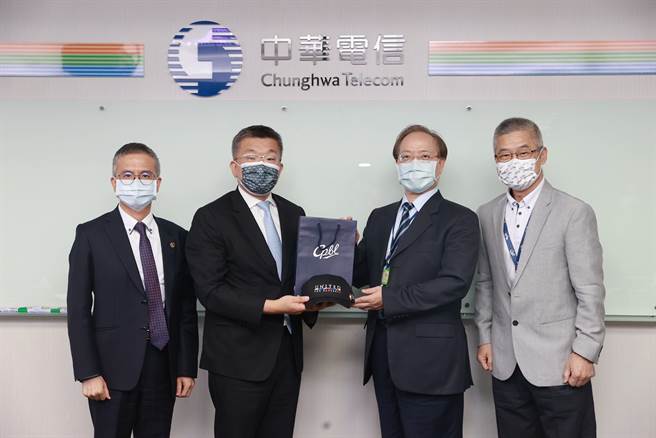 中华职棒会长蔡其昌（左二）。（中职提供）