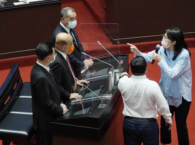行政院长苏贞昌和国民党立委郑丽文为台海局势爆发严重口角，苏还当场大骂郑「不要脸」，现场火药味十足。（资料照，陈信翰摄）