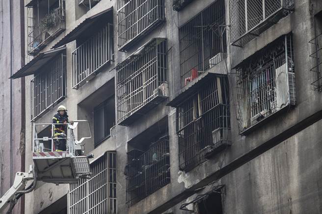 消防隊員逐層搜索上百名住戶中。（袁庭堯攝）