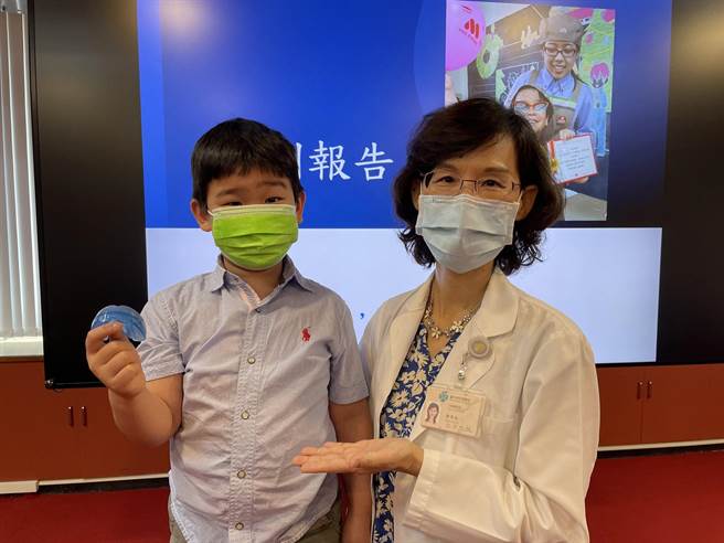 医师陈亮如（右）指出，睡眠呼吸障碍的问题，因为是多重原因，使用肌功能矫正装置前，须评估儿童呼吸道不通畅的原因。（台中荣总提供／张妍溱台中传真）
