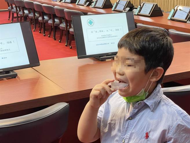 张小弟弟说，戴矫正器时刚开始很不习惯会容易吐出，后来克服心理障碍、逐渐习惯，开心不再是「暴牙弟」。（台中荣总提供／张妍溱台中传真）