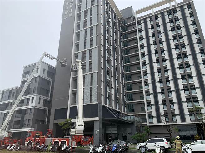 台南市消防局第4大隊14日上午至新市區高樓進行火災搶救演練。（讀者提供／劉秀芬台南傳真）