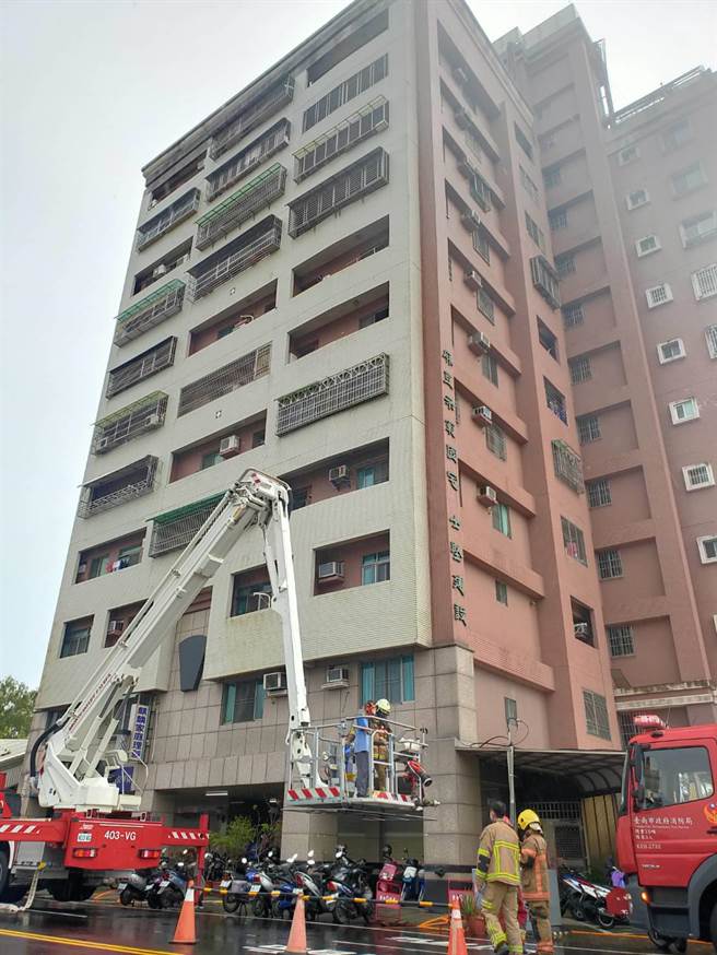 台南市消防局第2大隊14日上午至麻豆區一處國宅進行火災搶救演練。（讀者提供／劉秀芬台南傳真）