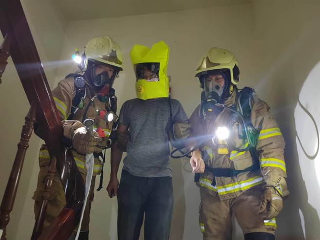 台南市消防局第2大隊14日上午至麻豆區一處國宅進行火災搶救演練。（讀者提供／劉秀芬台南傳真）