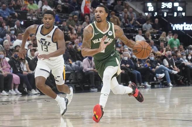 公鹿队George Hill持球进攻。（美联社）