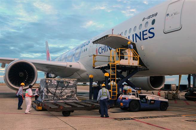 第8批82.7萬劑BNT疫苗14日清晨運抵台灣，這批疫苗仍是由華航CI-62航班負責載運，清晨5點42分抵達桃園機場。（圖／記者陳麒全攝影）