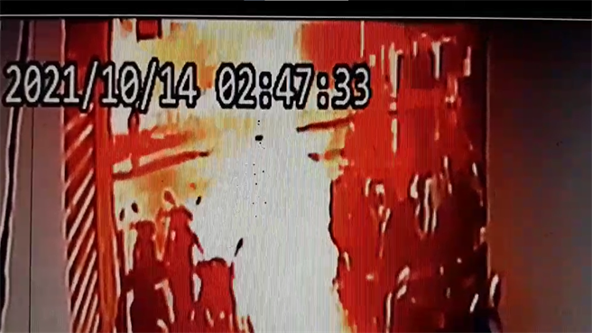 透過監視器畫面可見，城中城社區一樓起火點沒一分鐘就迅速蔓延，燃起熊熊烈焰。（翻攝照片／石秀華高雄傳真）