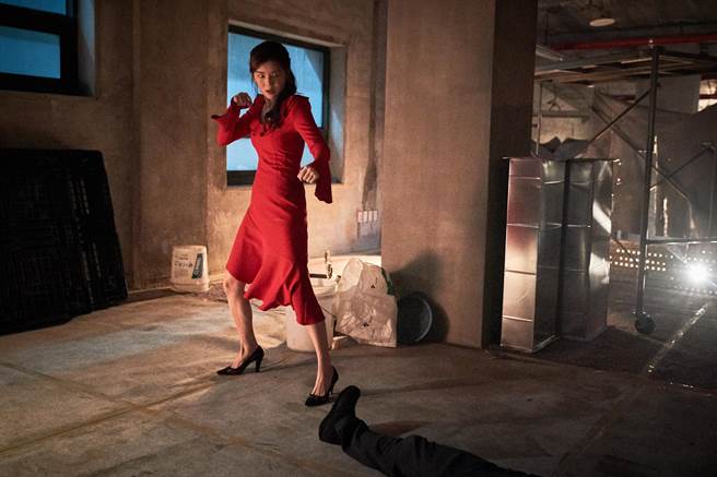 李先彬在《金派特务》中变身女打仔，穿连身礼服及高跟鞋也能打。（威视电影提供）