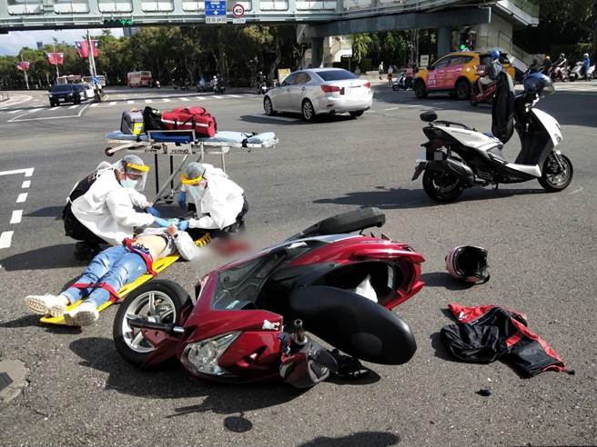 和平东路日前发生机车擦撞交通事故，其中一名女骑士受伤送医。（翻摄照片／林郁平台北传真）