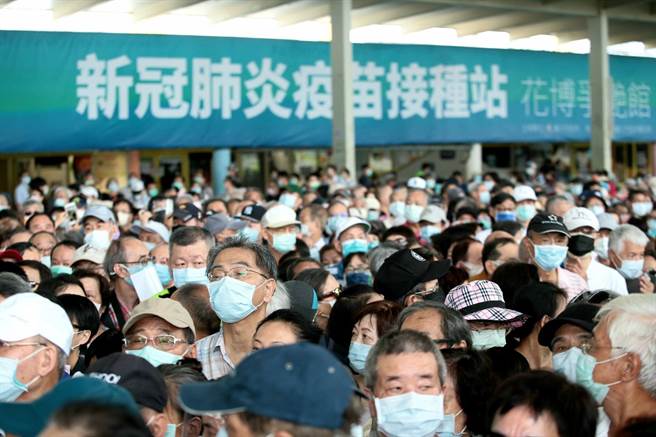 為力拚第二劑疫苗覆蓋率，指揮中心於11月開設超大型接種站進行大規模接種，目標單日接種量達35萬劑。圖為花博施打站待打疫苗的民眾。（圖／示意圖，記者郭吉銓攝影）