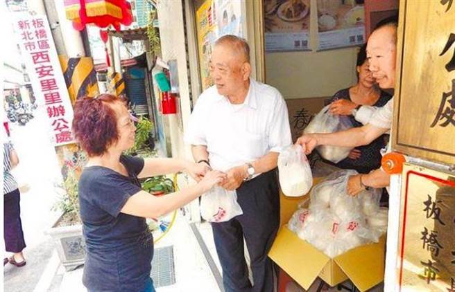 黄水盛免费分送里民炼乳馒头。（本报资料照片）