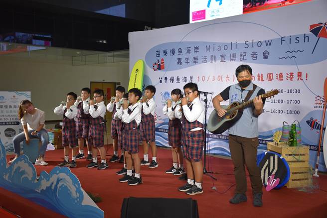苗栗慢鱼嘉年华活动将在竹南龙凤渔港登场，由后龙镇外埔国小表演陶笛。（谢明俊摄）