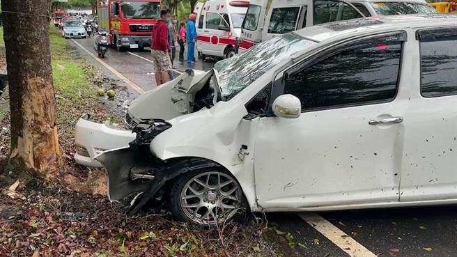 台東縣東河鄉台11線路段14日中午發生車輛失控自撞意外。（民眾提供／蔡旻妤台東傳真）