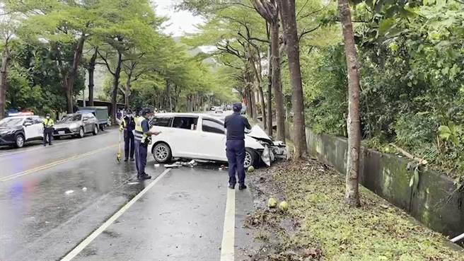 台東縣東河鄉台11線路段14日中午發生車輛失控自撞意外。（民眾提供／蔡旻妤台東傳真）