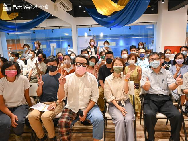 新竹市议员李妍慧（右二）与昌禾教育基金会共同举办「Pi邀请」讲座，全场畅谈实验教育所发展出的崭新观点。（李妍慧提供／陈育贤新竹传真）