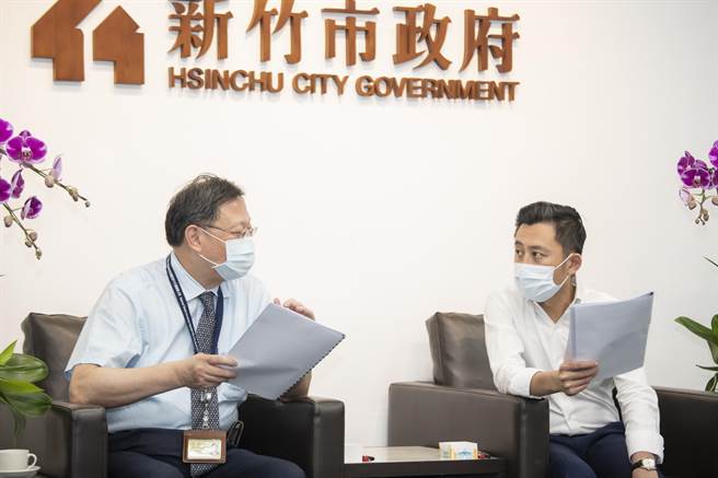 新竹市长林智坚（右）14日再与新竹台大分院长余忠仁共商扩院事宜。（新竹市政府提供／陈育贤新竹传真）