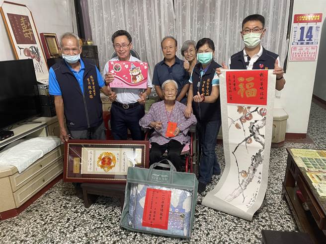 头份市长罗雪珠14日探访长辈致赠重阳节礼品。（头份市公所提供／谢明俊苗栗传真）