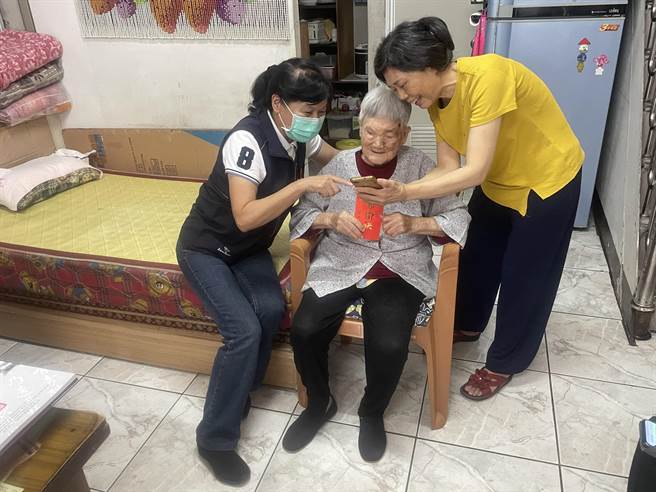 头份市长罗雪珠14日探访长辈致赠重阳节礼品。（头份市公所提供／谢明俊苗栗传真）
