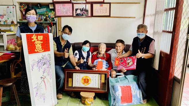 头份市长罗雪珠14日探访长辈致赠重阳节礼品。（头份市公所提供／谢明俊苗栗传真）