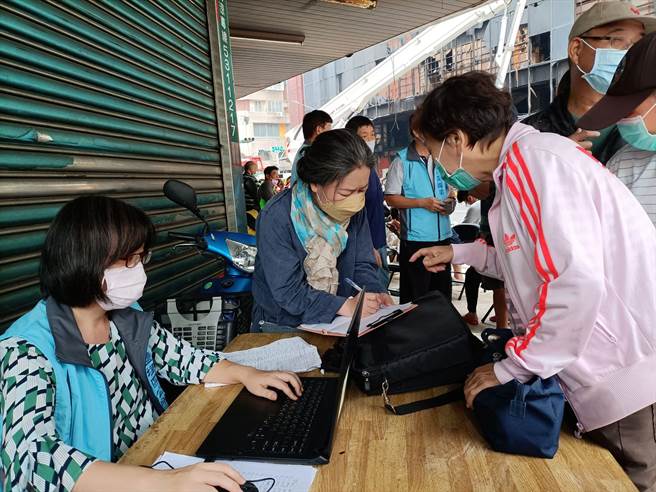區公所協助民眾登記比對失聯親友姓名，仍有多民眾找不到親友。（袁庭堯攝）