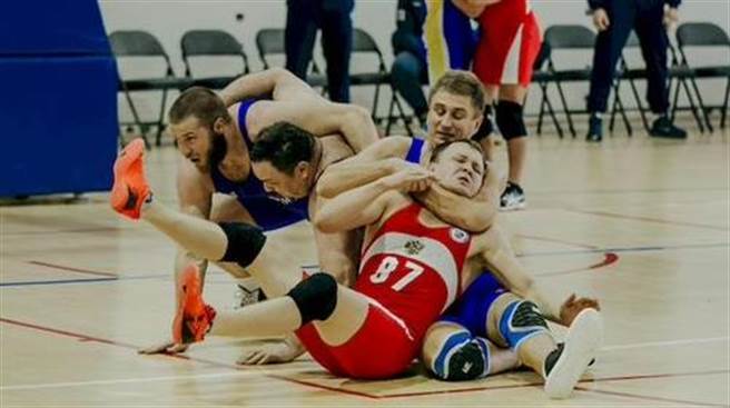 摔角篮球赛场景(图片来源：JCV/Twitter)