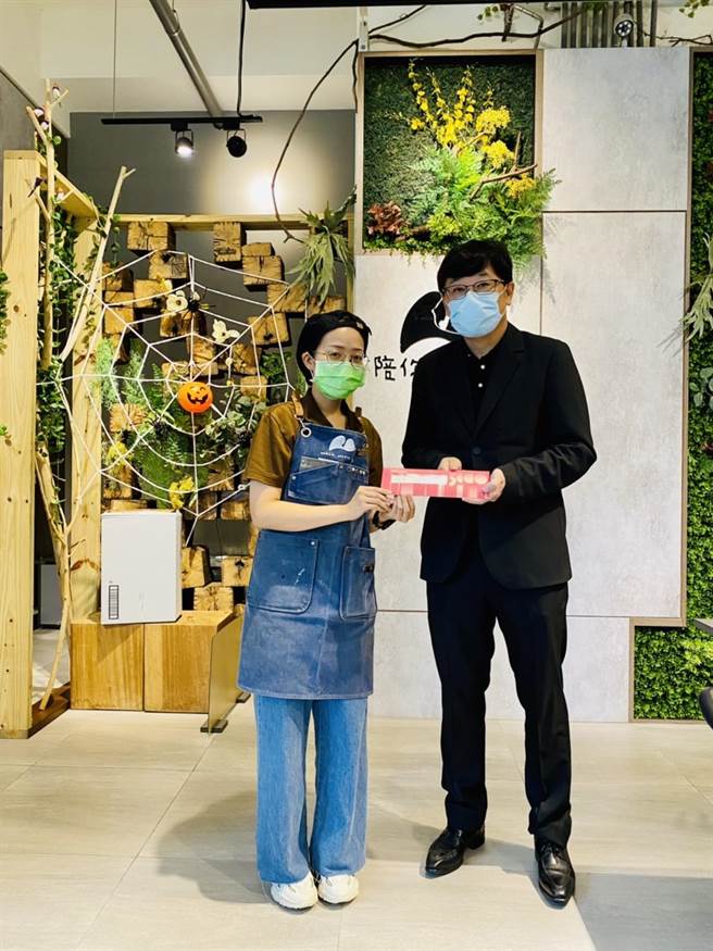 庇護工廠、商店受到疫情衝擊影響營收，無黨籍立委趙正宇持振興五倍券到庇護商店消費，希望號召民眾共同用振興券做公益。（趙正宇辦公室提供）