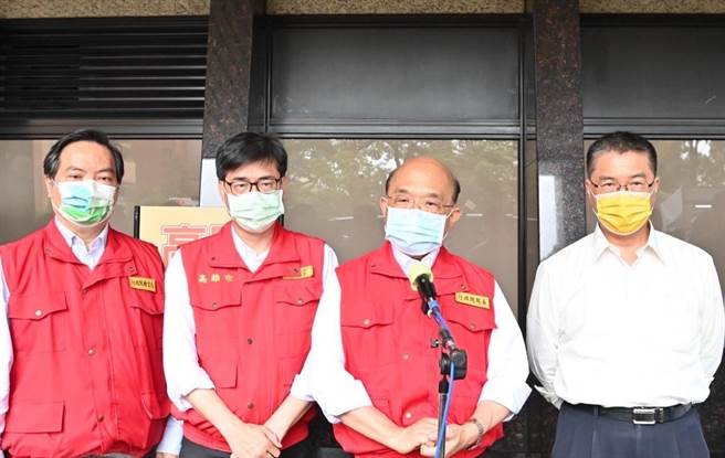 行政院長蘇貞昌（右二）到高醫探視城中城大樓大火傷患。（行政院提供／林瑞益高雄傳真）