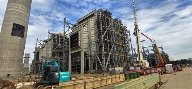 劳动部部长许铭春今天率队前往工地劳检，发现有22项缺失，现场要求2处停工、共开罚27万元。（林良齐摄）