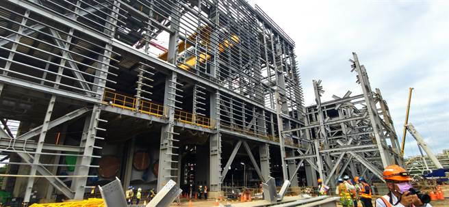 劳动部部长许铭春今天率队前往工地劳检，发现有22项缺失，现场要求2处停工、共开罚27万元。（林良齐摄）