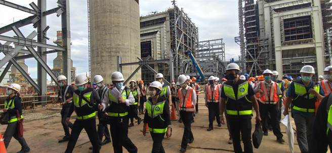 劳动部部长许铭春今天率队前往工地劳检，发现有22项缺失，现场要求2处停工、共开罚27万元。（林良齐摄）