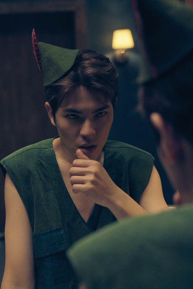 蕭敬騰裸身獻「第一次」 公開脫衣突破出道尺度。（華納音樂提供）