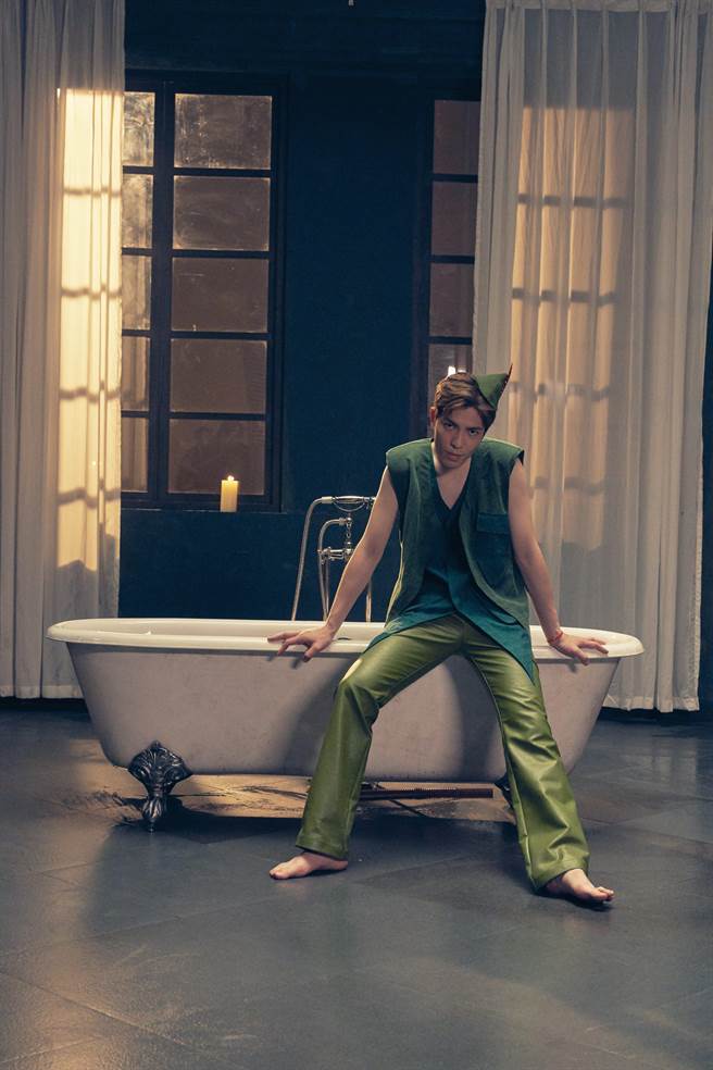 蕭敬騰裸身獻「第一次」 公開脫衣突破出道尺度。（華納音樂提供）