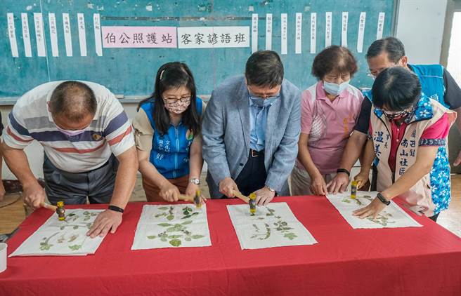 縣長楊文科親自用鐵槌敲擊製作植物染。（羅浚濱攝）