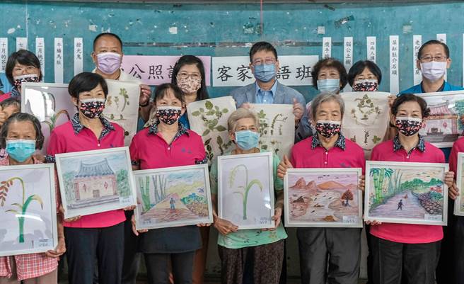縣長楊文科（中）參加南山里「社區生活藝術扎根計畫」成果展，阿公阿婆們展示社區故事的繪畫作品。（羅浚濱攝）