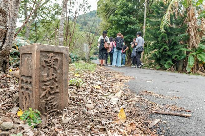 關西鎮南山里渡南古道沿途可見社區藝術家與居民共同完成的「故事陶柱」。（羅浚濱攝）