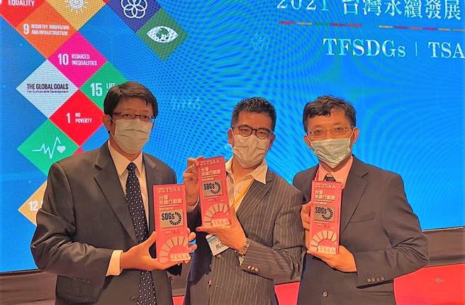 臺大云林分院副院长马惠明（中）、社区及家庭医学部主任洪寿宏（左）、罕见疾病中心主任杨丰荣（右）13日代表该院领奖。（臺大云林分院提供）