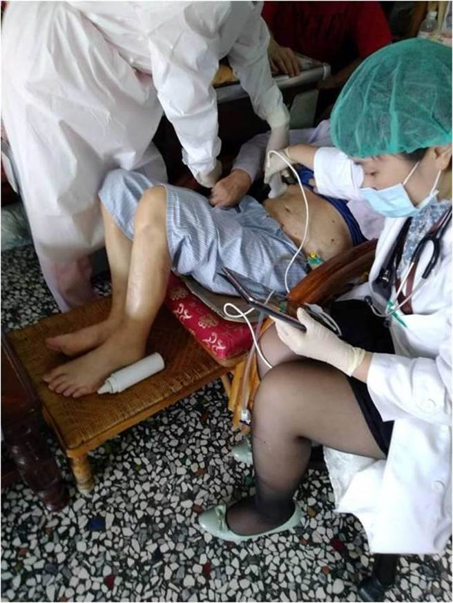 臺大云林分院传承总院缓合医疗病房的经验及整合云林地区在地的社区照顾资源，让末期病患在家走完人生最后一哩路，2020年新冠肺炎爆发后安寧居家团队访视的次数比前一年还多200人次！此一服务品质获得首届举办的台湾永续行动奖银奖肯定。（臺大云林分院提供）