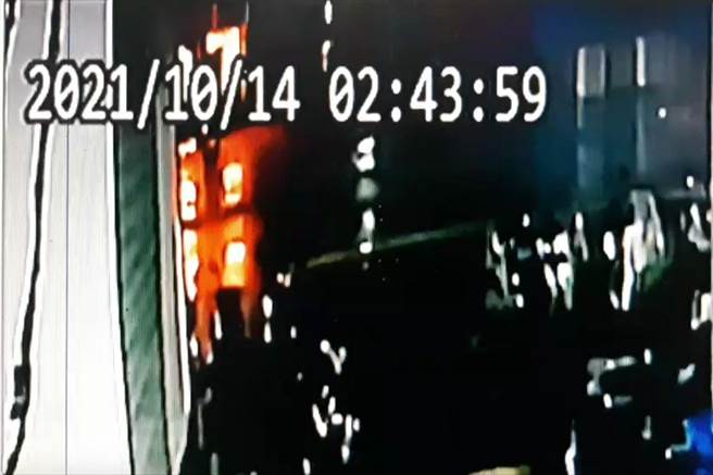 高雄鹽埕區城中城火警被監視器拍到疑似起火瞬間。（翻攝照片）