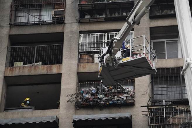 高雄市盐埕区府北路城中城大楼14日凌晨发生火警，高雄市消防局共出动75车159人赶往现场，一夜灌救，并逐户、逐楼清查，把受困民眾救出。（中央社提供）