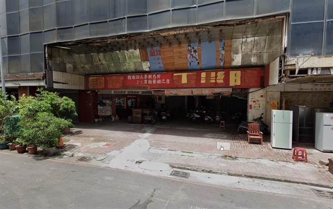 高雄「城中城大楼」失火酿46人死亡、41人受伤，不排除人为纵火，其中大楼住户集中在7至11楼，多为老弱伤残与弱势人士。（取自Google Map）