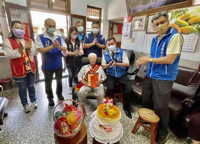 草屯鎮長簡景賢（右二），向人瑞請安並致贈禮金。（草屯鎮公所提供／廖志晃南投傳真）