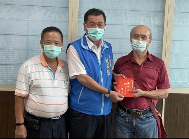 草屯鎮長簡景賢（中），致贈敬老禮金。（草屯鎮公所提供／廖志晃南投傳真）