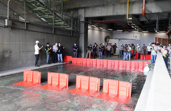 机场公司今年採购移动式防洪挡板以因应紧急防灾，14日下午于桃园机场第二航厦中央车道（出口端）进行实际挡水演练，现场将模拟大量雨水从中央车道坡道流入，人员使用防洪板防止地下室淹水。（陈麒全摄）