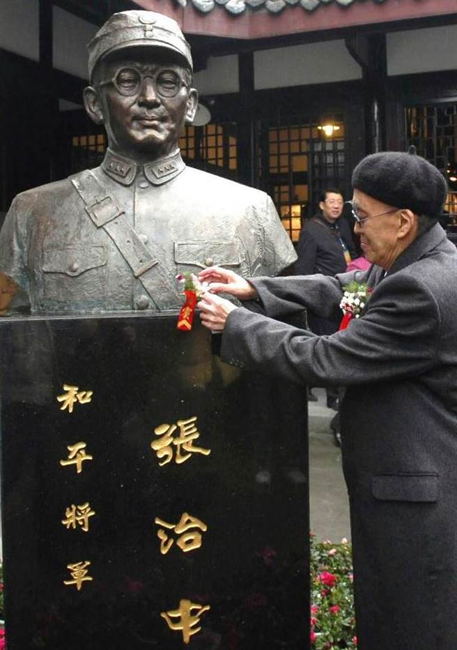 2008年1月15日张治中将军重庆旧居开放，张治中的二儿子张一纯在父亲的塑像前祭奠。（新华社）
