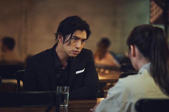 陈柏霖在《正义的算法》演出老鸟律师。（Disney＋提供）